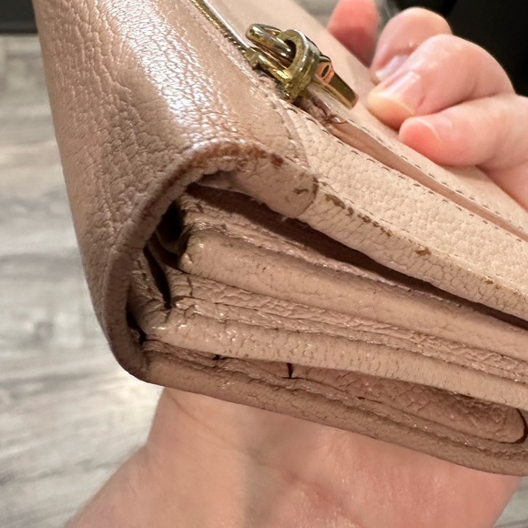 Small call outs Miu Miu Continental Bow wallet pink and beige - Picture 2 of 11